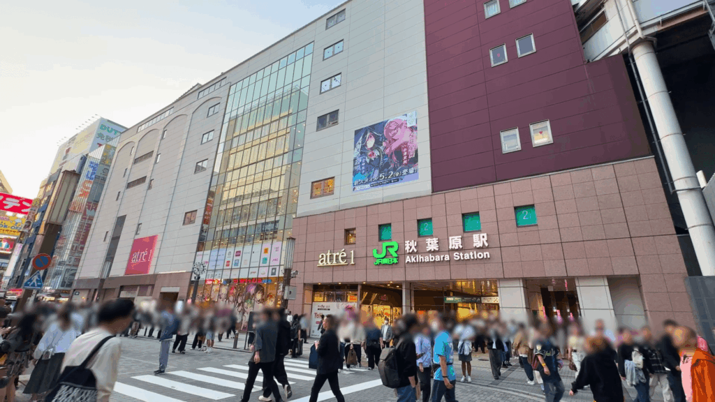 ゴールデンウィーク初日の秋葉原駅電気改札口前
