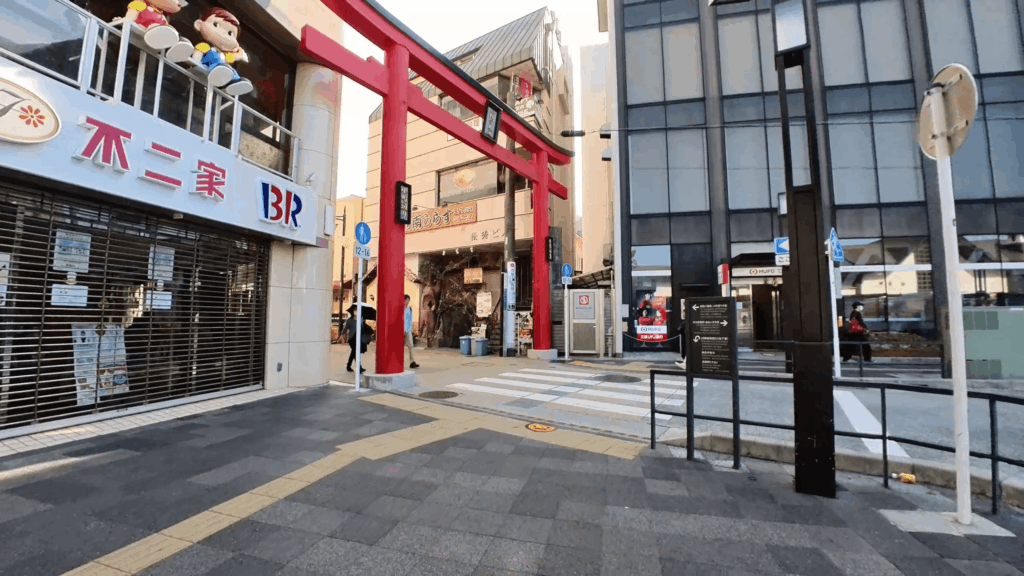 朝の小町通りの入口