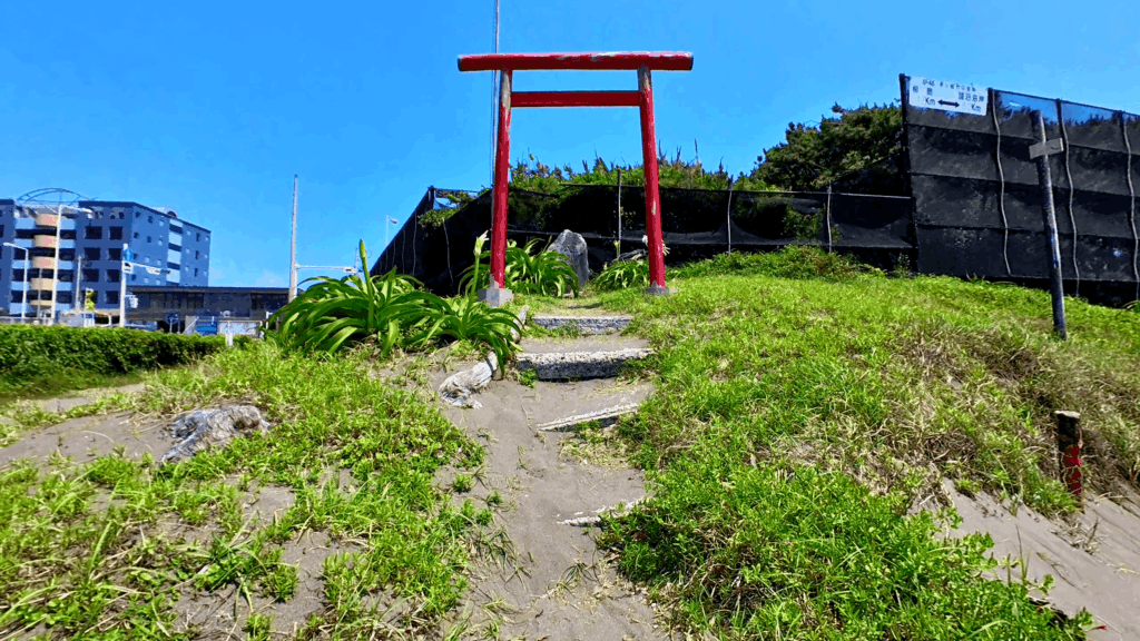 サザンビーチ八大龍王の鳥居