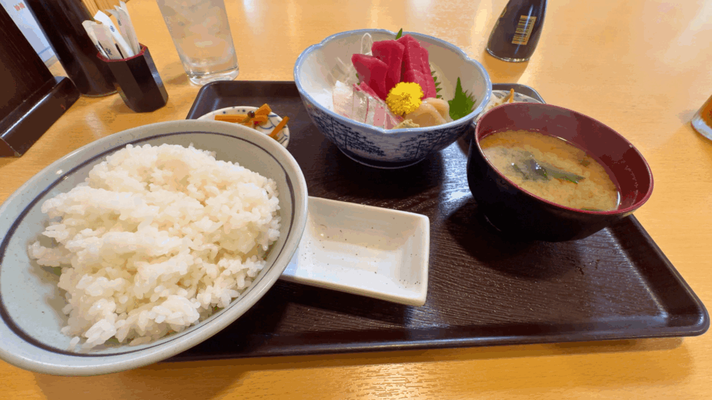 観音食堂の刺身定食