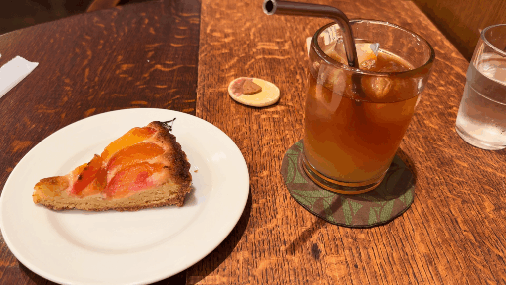 すずの木カフェのリンゴのセパレートティーと季節のフルーツタルト（プラム）