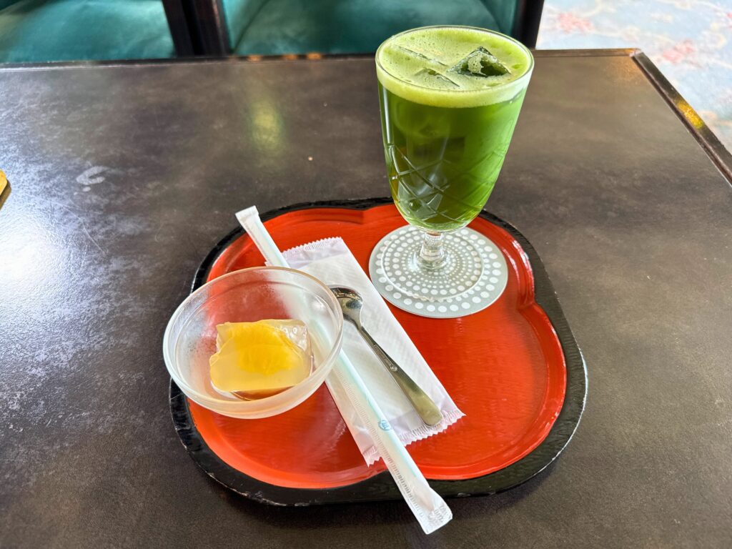 起雲閣の喫茶室「やすらぎ」の抹茶と和菓子のセット