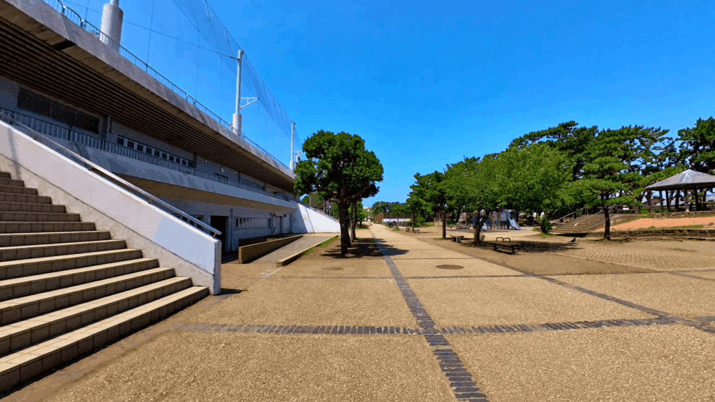 茅ヶ崎野球場の前