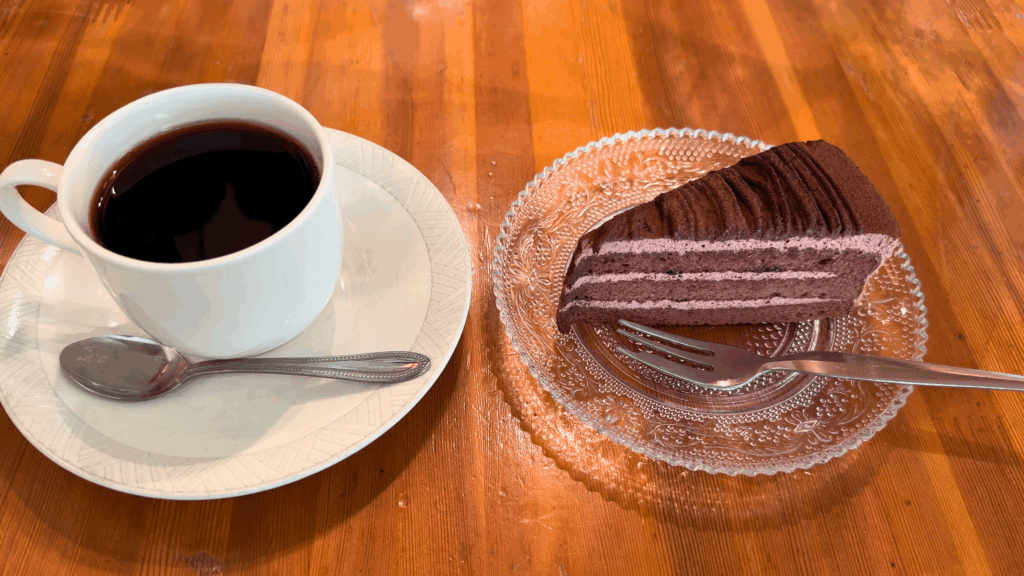 喫茶シャポーのオリジナルブレンドコーヒーとチョコレートケーキ