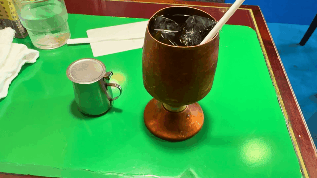 喫茶セブンのアイスコーヒー。銅のカップ