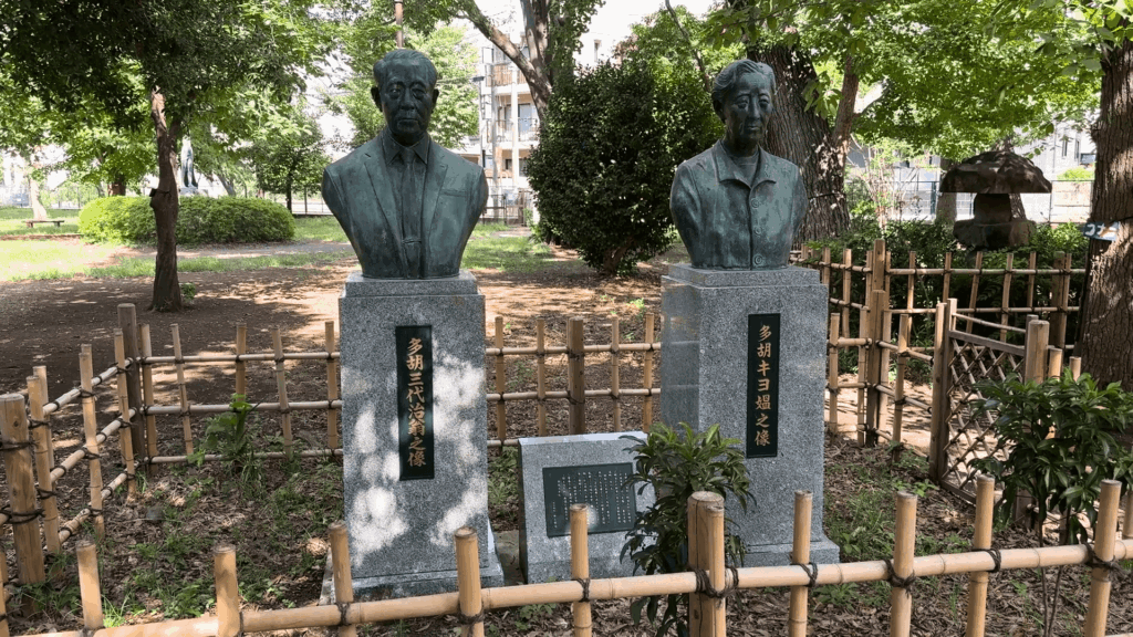 多胡夫妻の銅像
