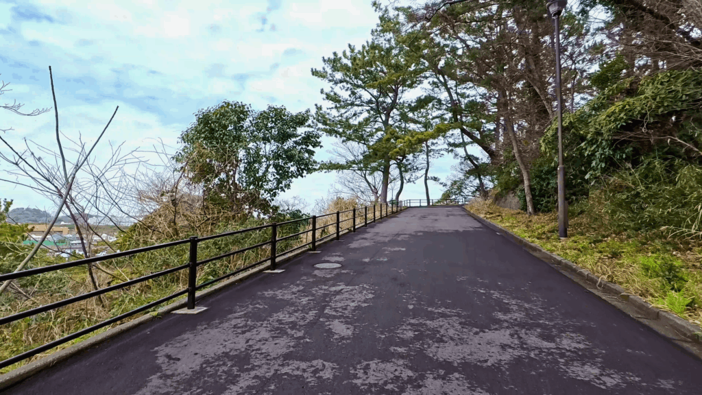 野島公園の展望台への道