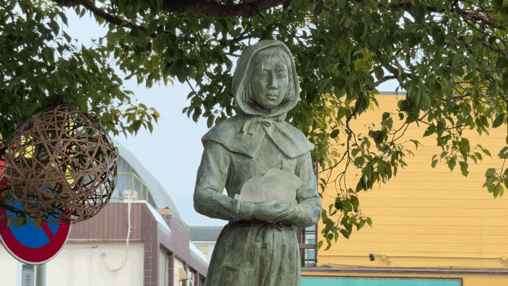 ガラスのうさぎ像アップ