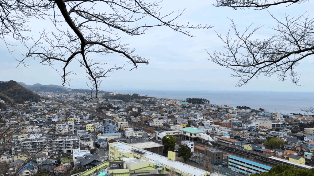 吾妻山公園の休憩スペースからの見晴らし