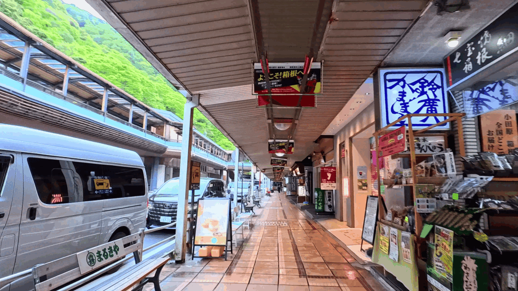 朝の箱根湯本駅商店街