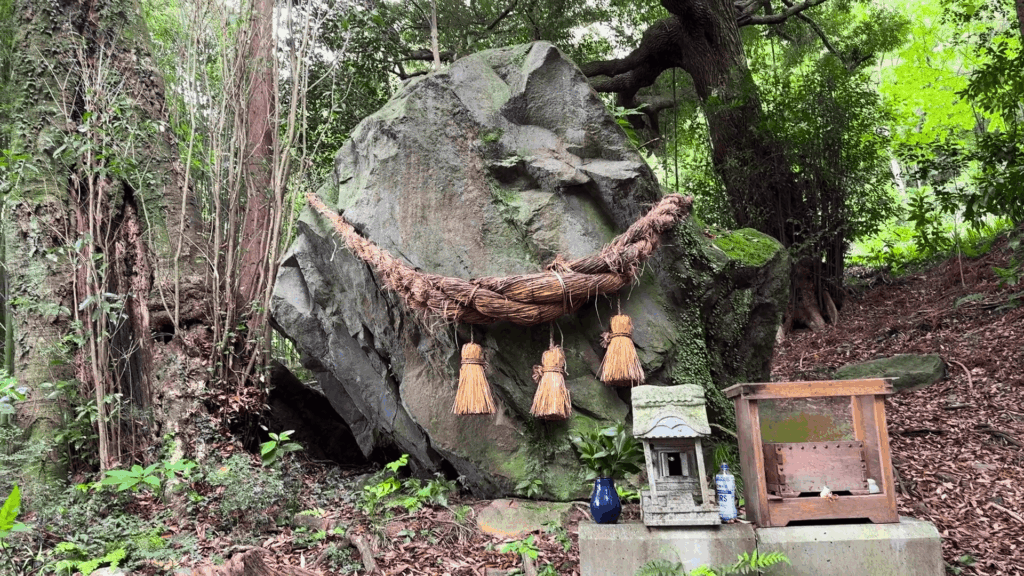 白山神社の大岩