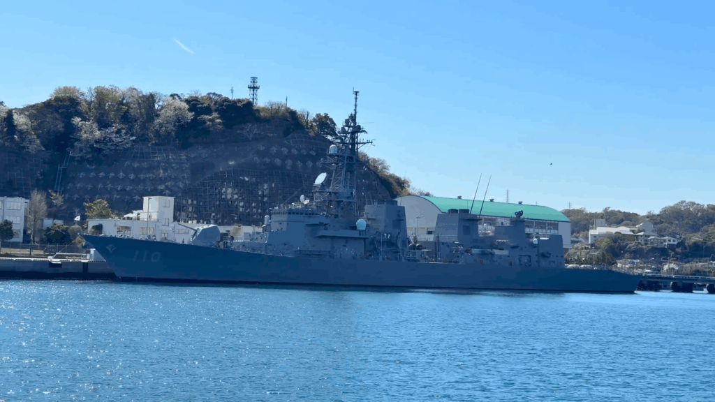「YOKOSUKA軍港めぐり」からの軍艦