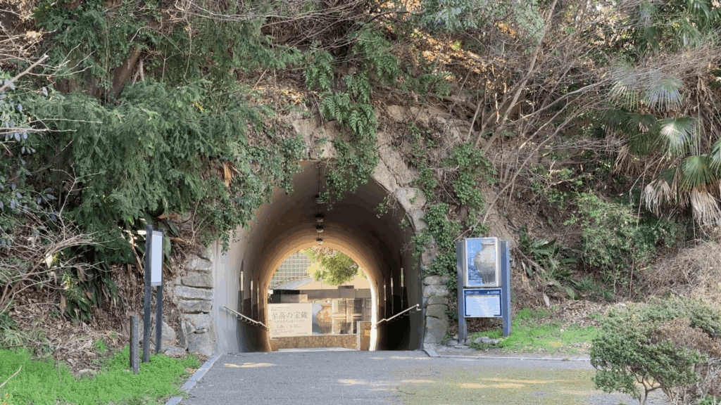 金沢文庫へ続くトンネル