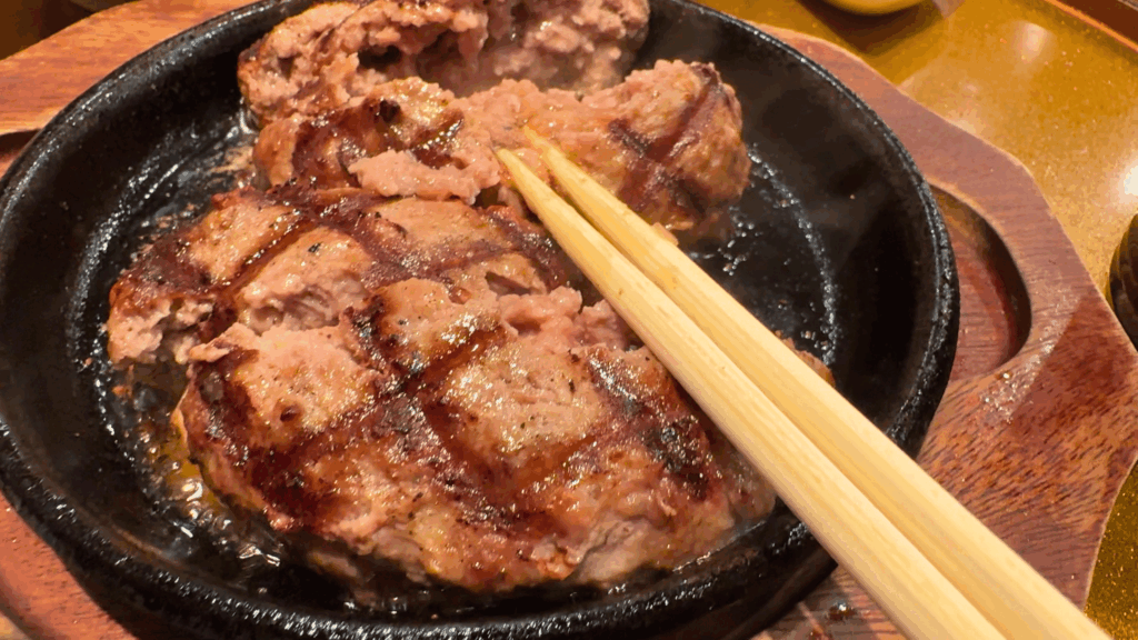 松屋精肉店のハンバーグを鉄板で焼く