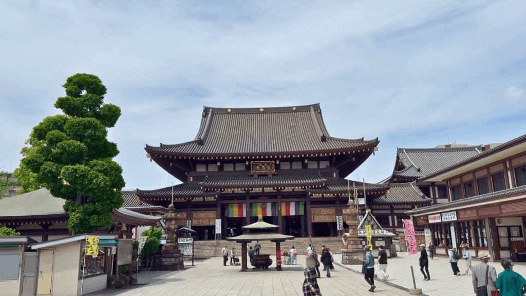 川崎大師の大香炉と大本殿