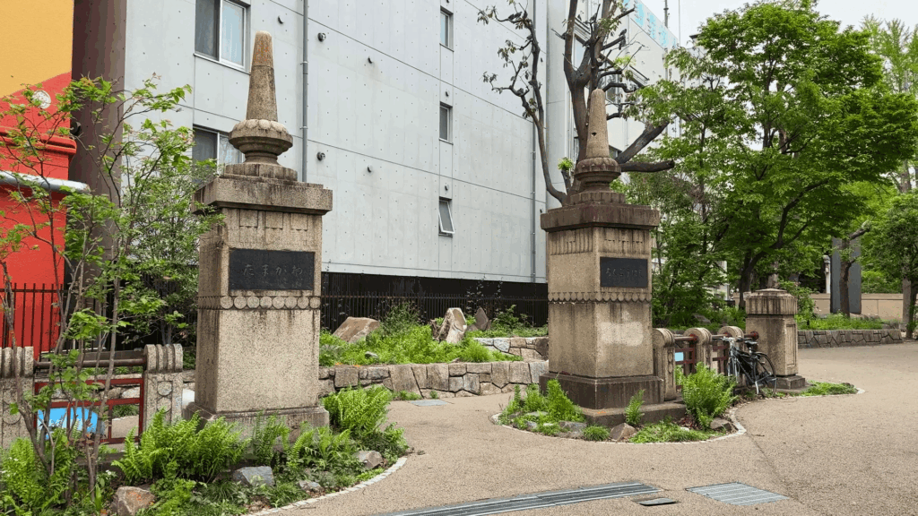 稲毛公園の旧六郷橋の親柱
