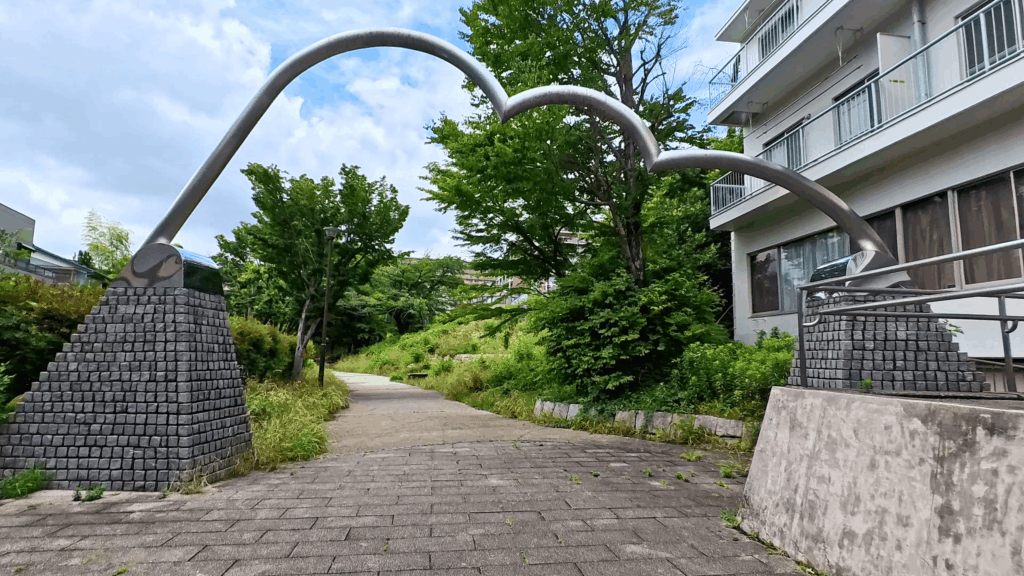 鶴ヶ峰公園入口のアーチ