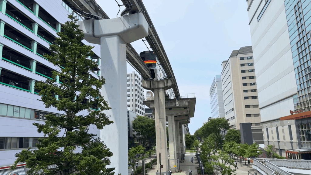 サンサンロード頭上を走るモノレール