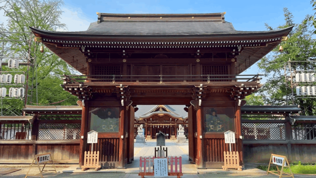 立川市の諏訪神社の随身門