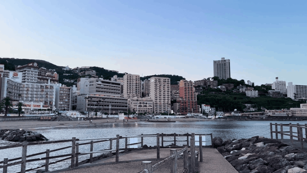 夜7時の熱海サンビーチ