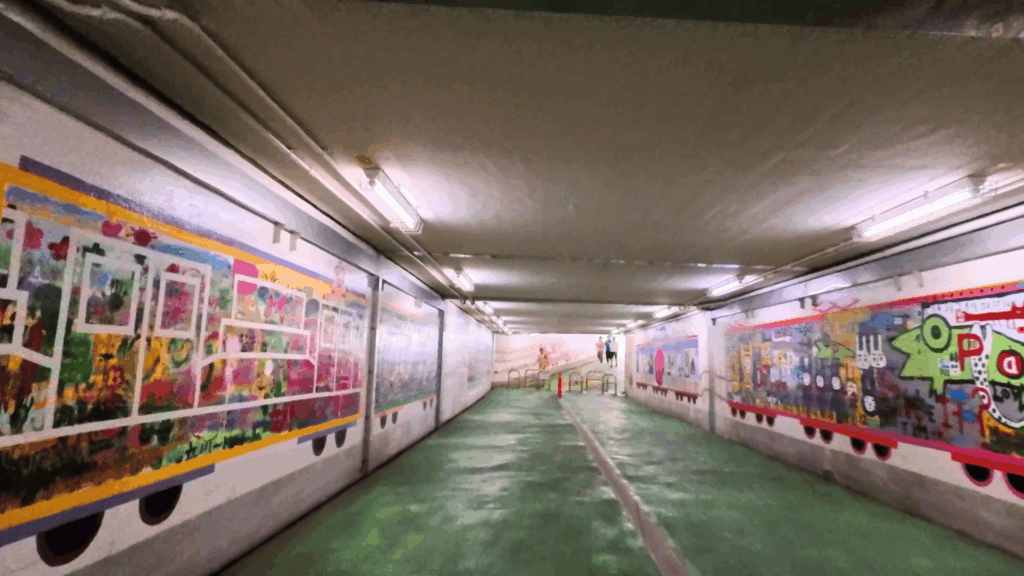 立川駅南口側へ続く地下通路