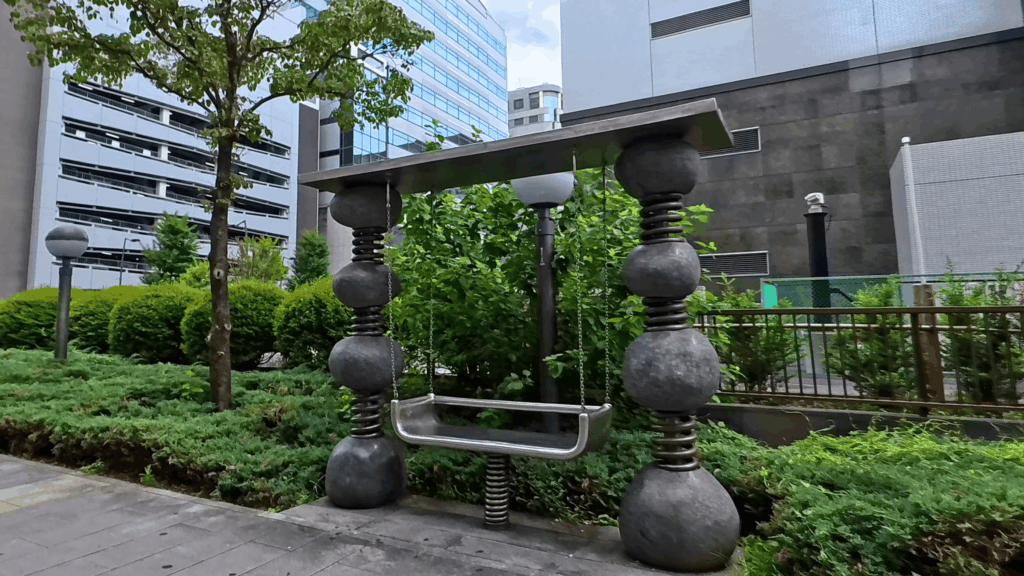ファーレ立川の金属ベンチ