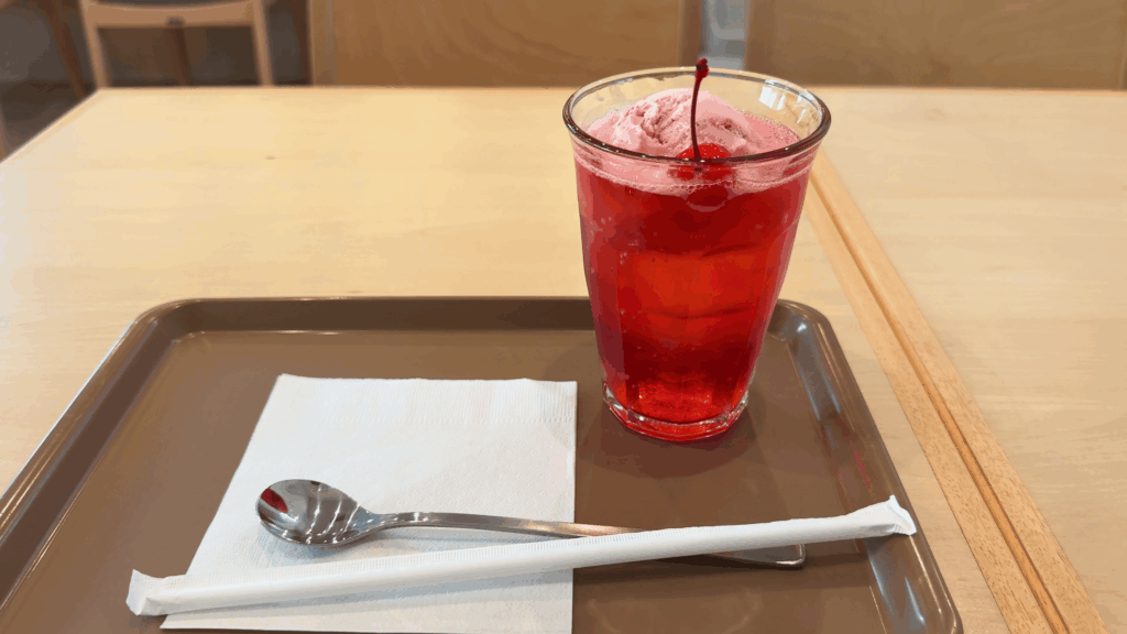 苺のクリームソーダ