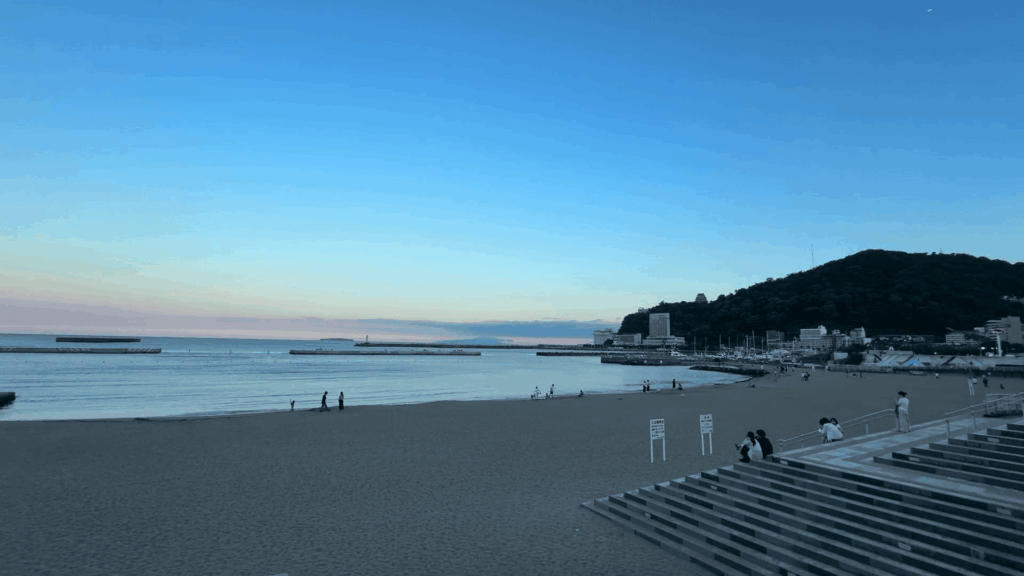 夕暮れの熱海サンビーチ