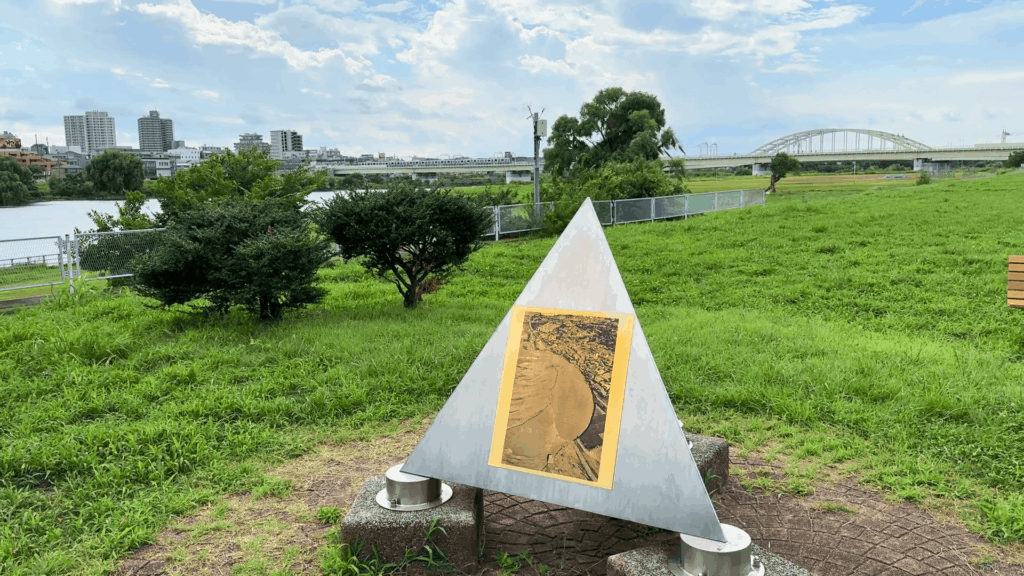 多摩川決壊の碑の裏