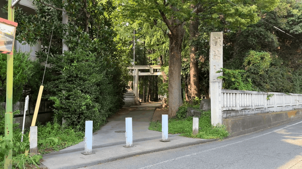 立川市の諏訪神社参道入口