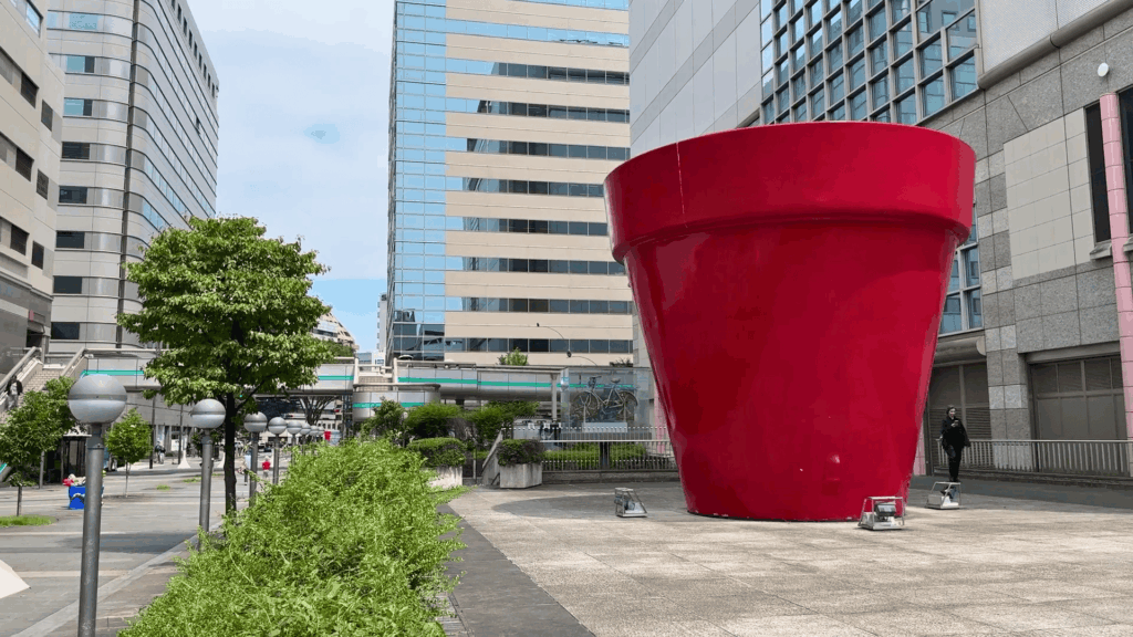 ファーレ立川の赤い植木鉢